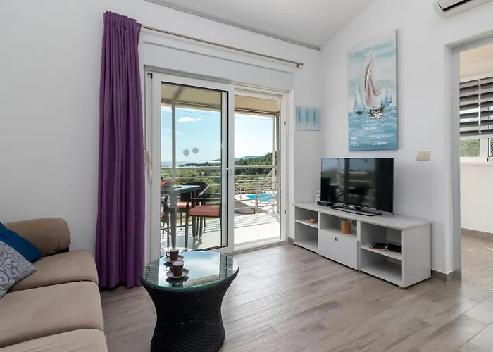 Ria With Heated Pool By Interhome Hébergement de vacances Trogir